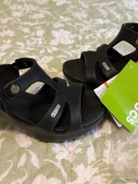 NWT NEW CROCS CYPRUS V sz 36, Women’s 6 Black Wedge Sandals DISCONTINUED STYLE